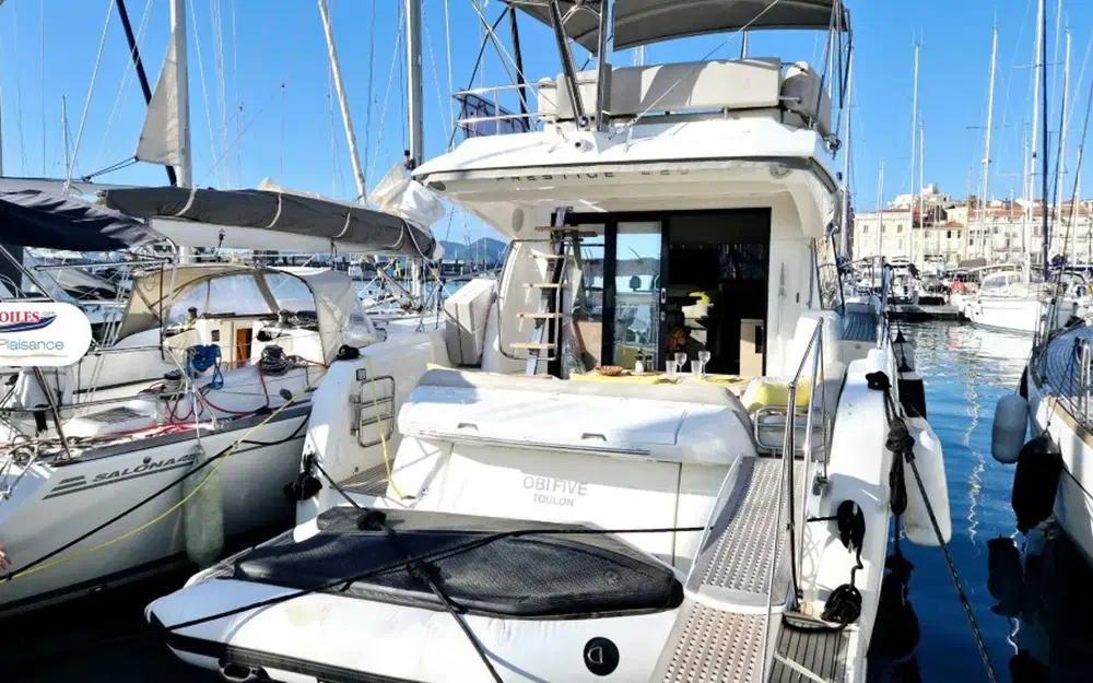 slider 0 Prestige Yachts 420 Fly
