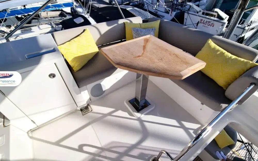 slider 1 Prestige Yachts 420 Fly