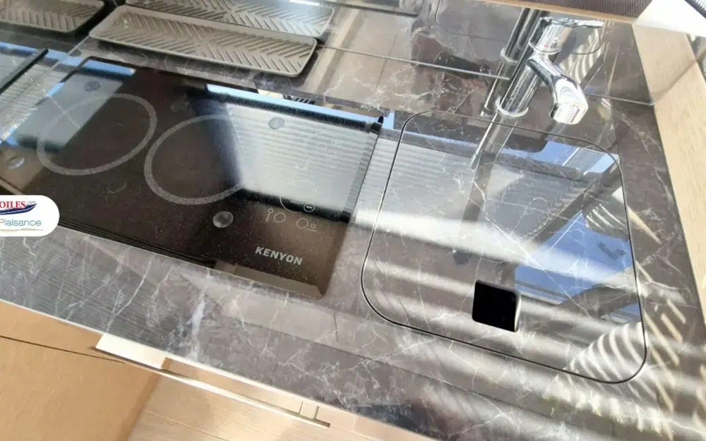 slider 7 Prestige Yachts 420 Fly