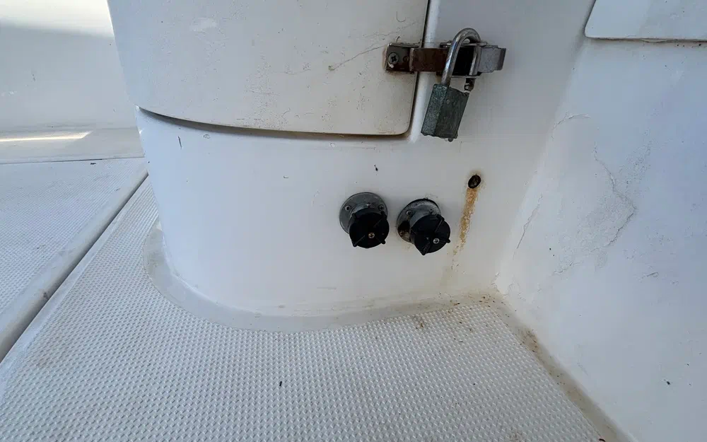slider 12 Uniquest Marine Navistar 31