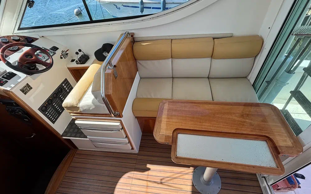 slider 18 Uniquest Marine Navistar 31