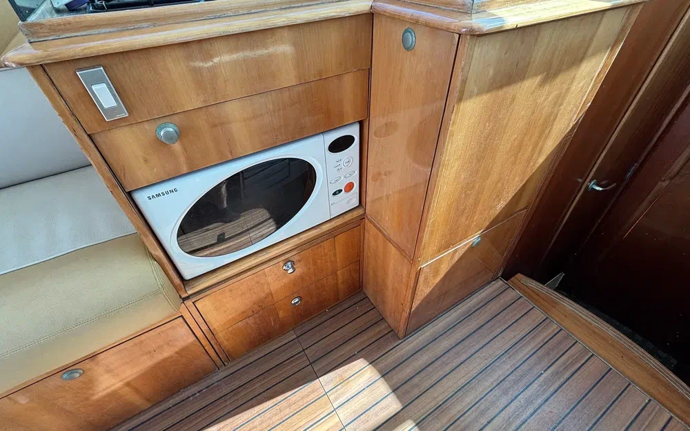 slider 21 Uniquest Marine Navistar 31