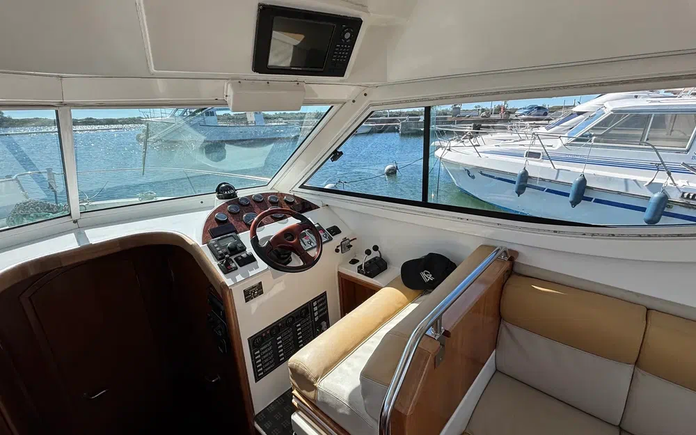 slider 23 Uniquest Marine Navistar 31