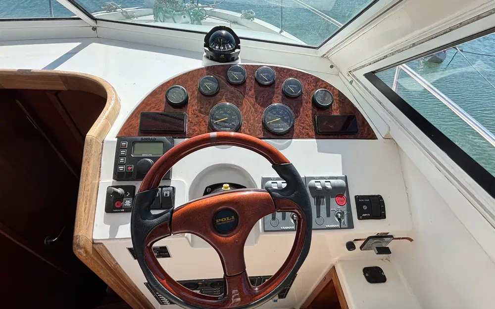 slider 25 Uniquest Marine Navistar 31