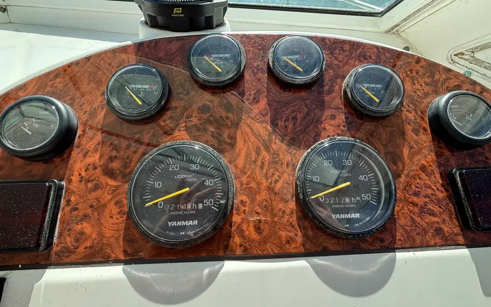 slider 26 Uniquest Marine Navistar 31