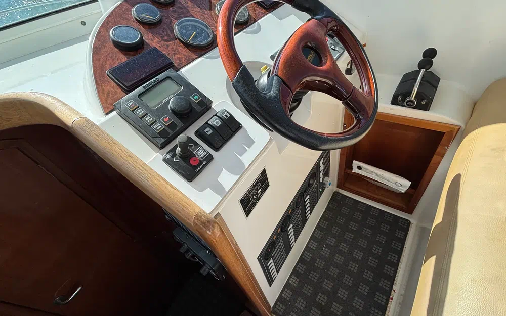 slider 27 Uniquest Marine Navistar 31