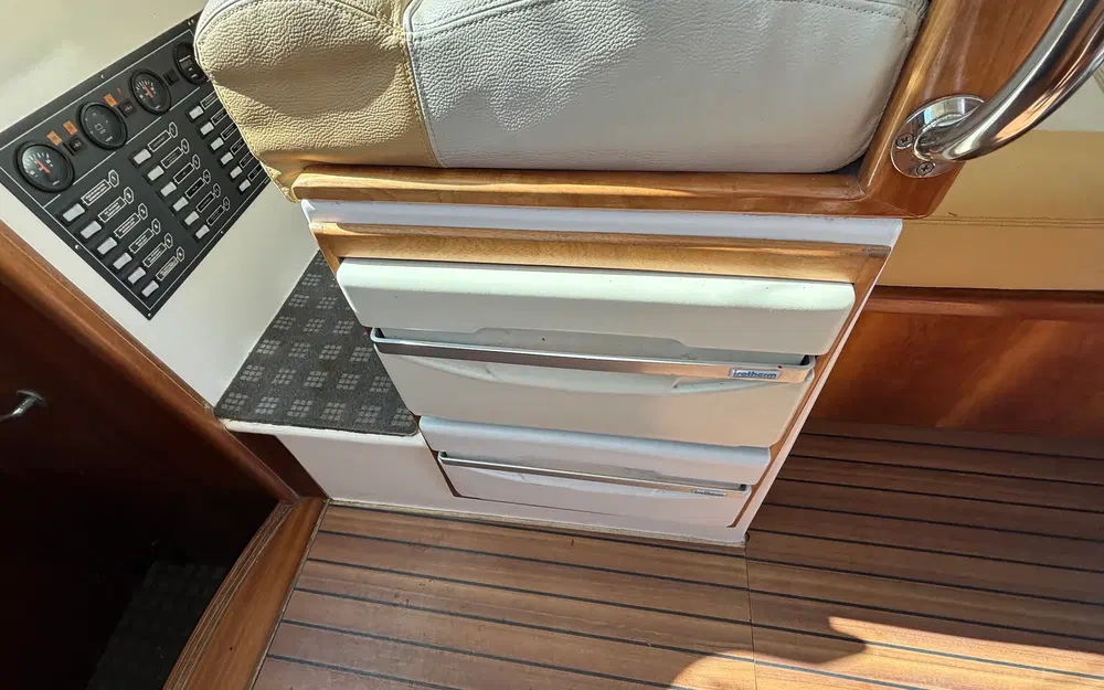 slider 28 Uniquest Marine Navistar 31