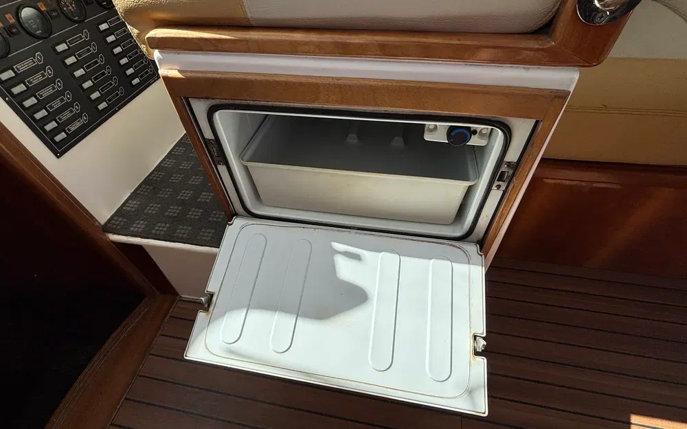 slider 29 Uniquest Marine Navistar 31