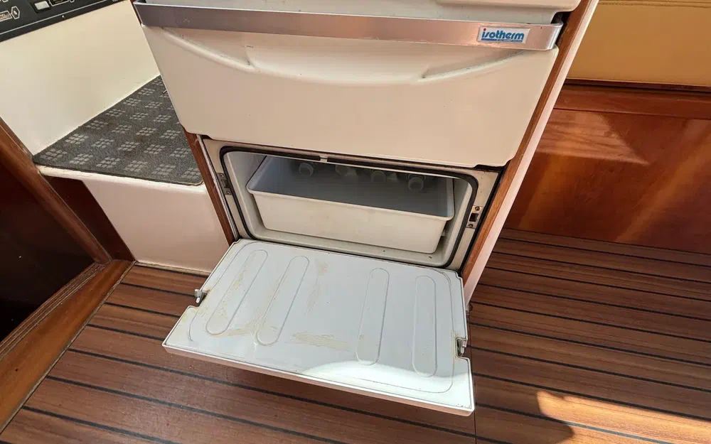 slider 30 Uniquest Marine Navistar 31