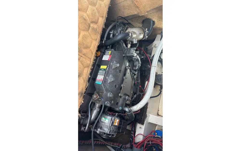 slider 39 Uniquest Marine Navistar 31