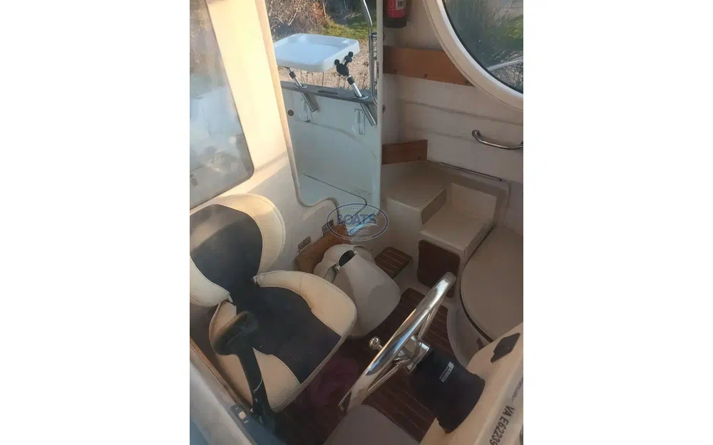 slider 6 Quicksilver Pilothouse 580