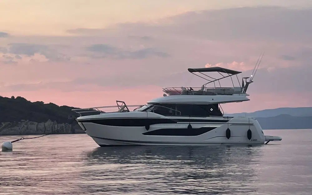 slider 0 Prestige Yachts F4.9