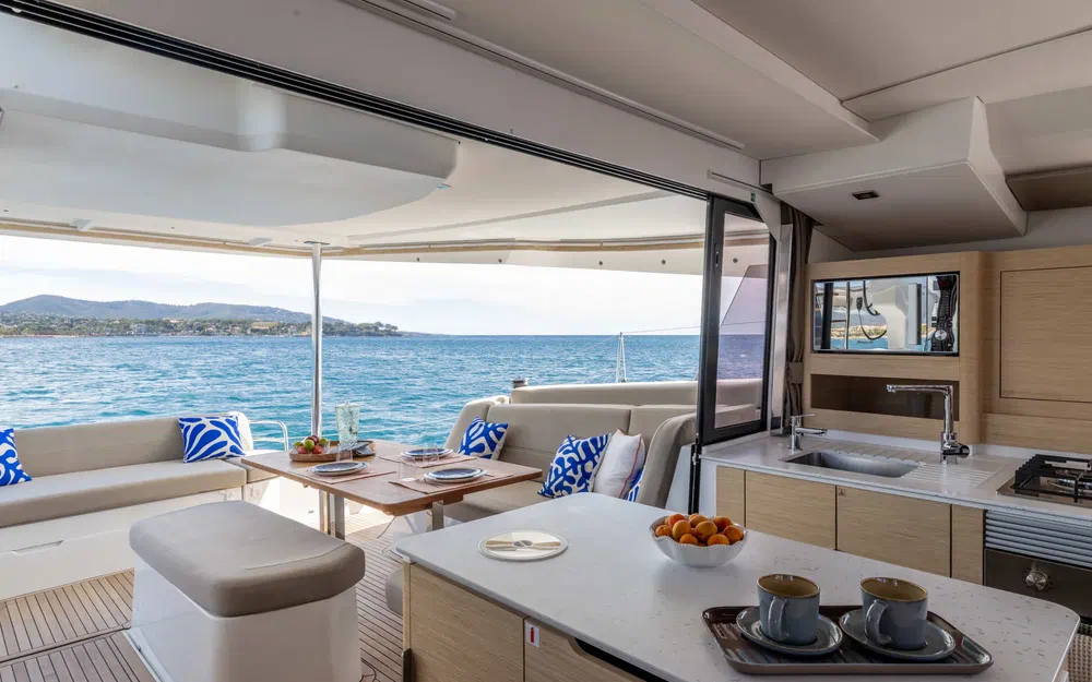 slider 12 Fountaine Pajot FP 44