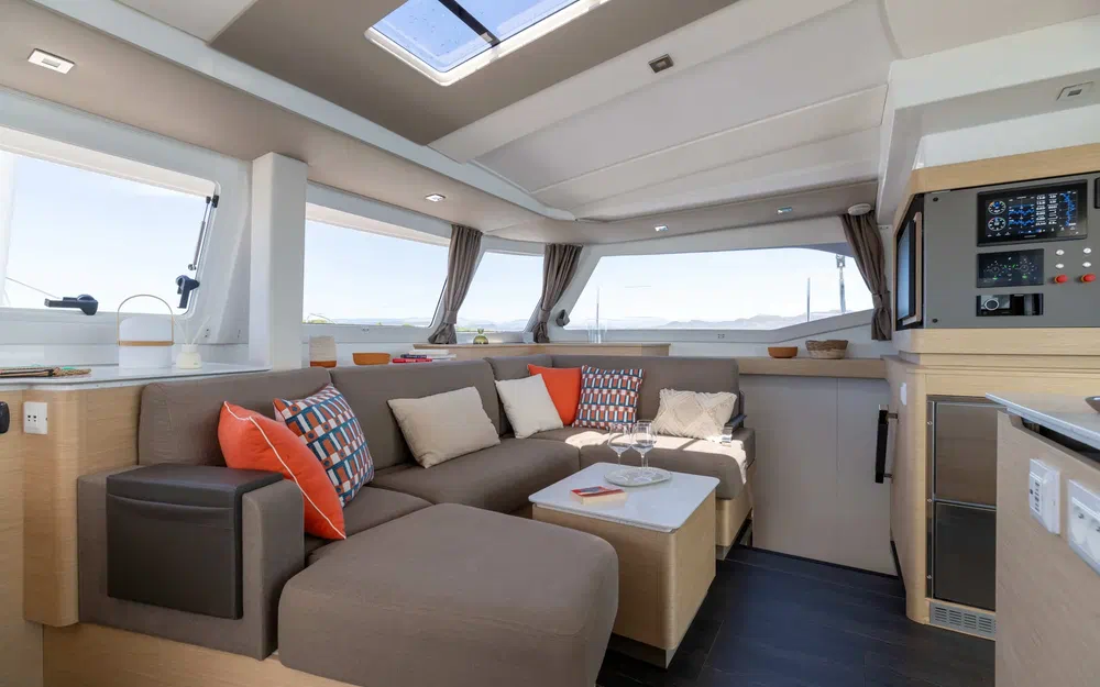 slider 14 Fountaine Pajot FP 44