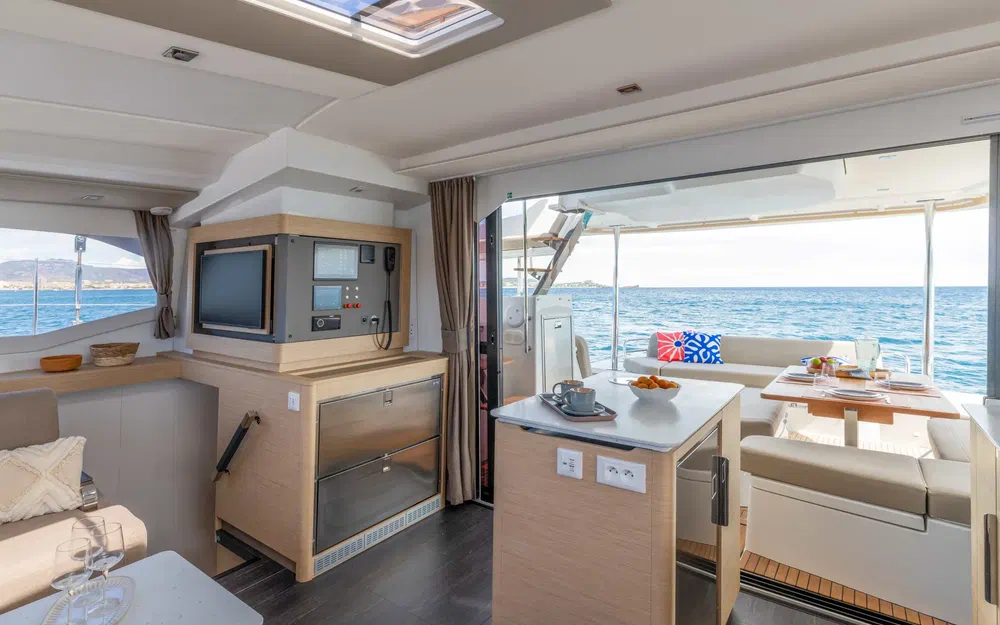 slider 11 Fountaine Pajot FP 44