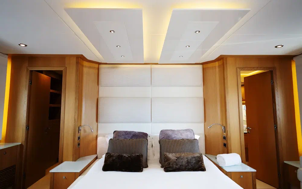 slider 11 Sunseeker Predator 84