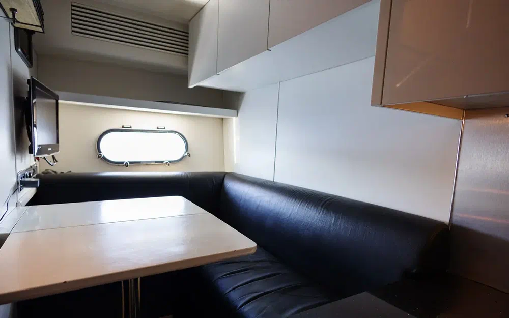 slider 12 Sunseeker Predator 84