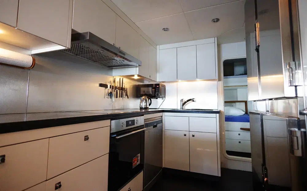 slider 13 Sunseeker Predator 84