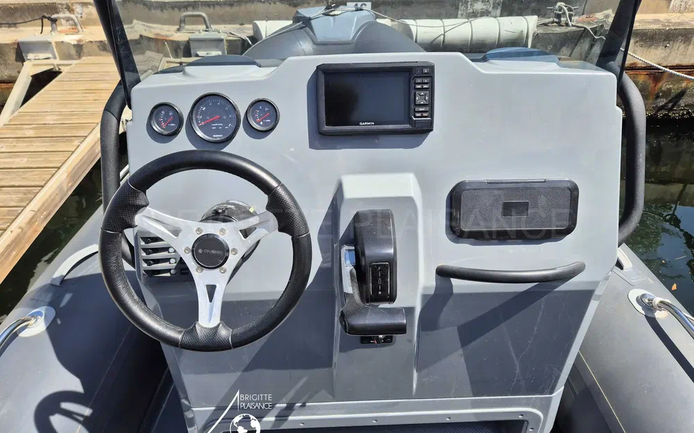 slider 1 Brig Navigator 570 Luxe