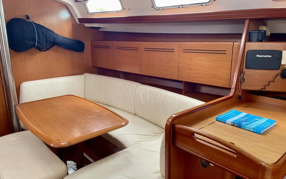 slider 12 Beneteau Cyclades 39.3