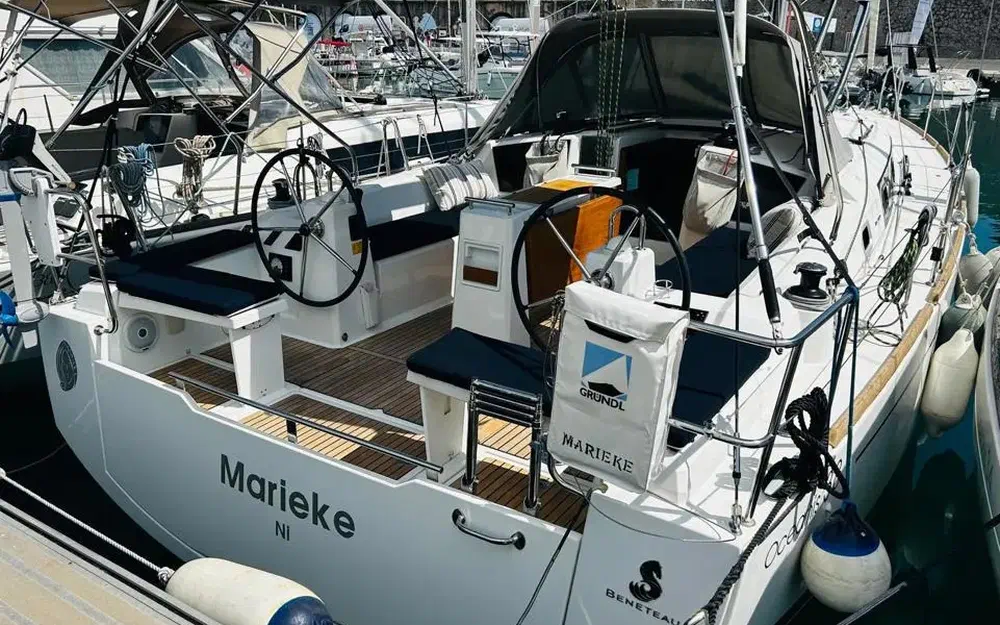 slider 1 Beneteau Oceanis 38.1
