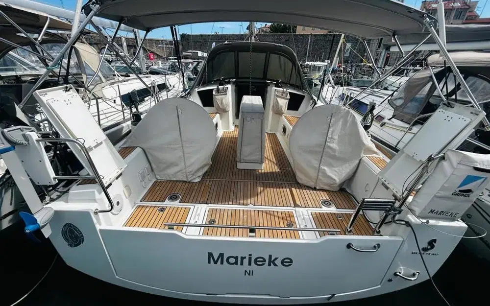 slider 3 Beneteau Oceanis 38.1