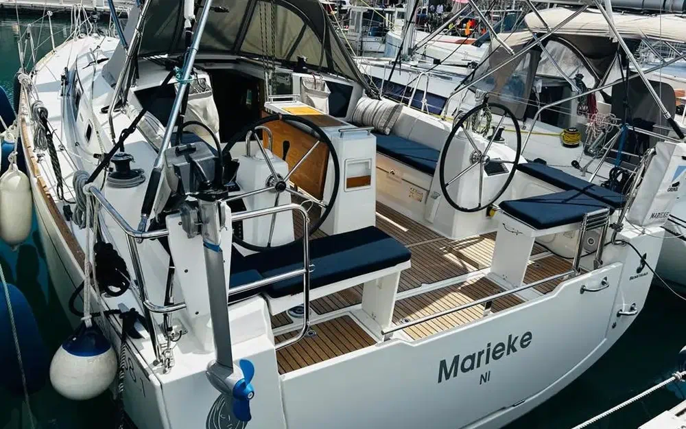 slider 4 Beneteau Oceanis 38.1