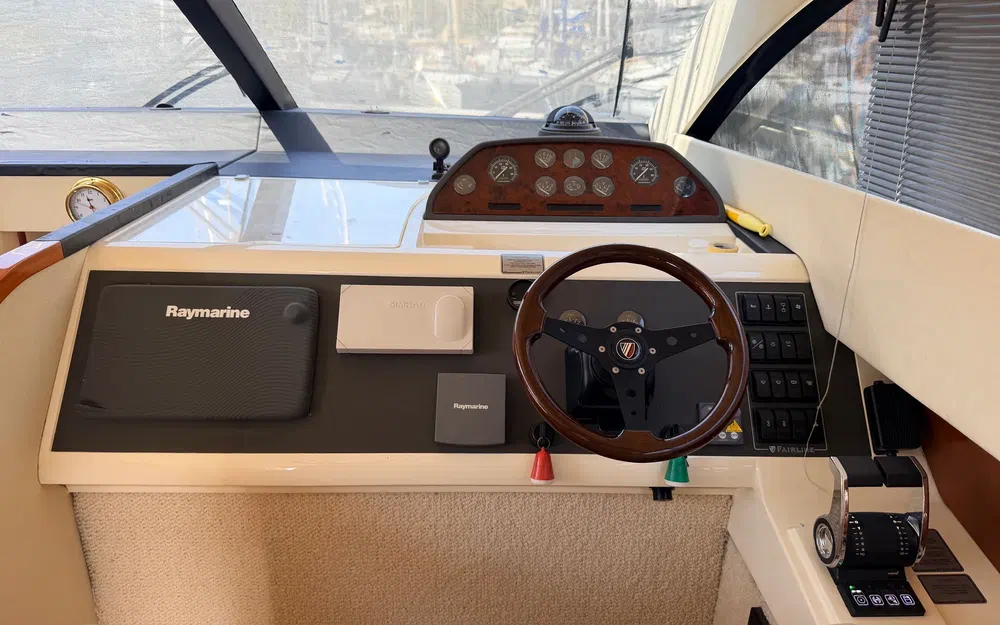 slider 15 Fairline Phantom 40