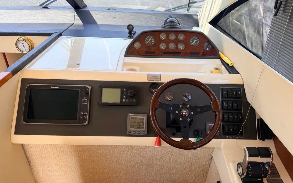 slider 16 Fairline Phantom 40
