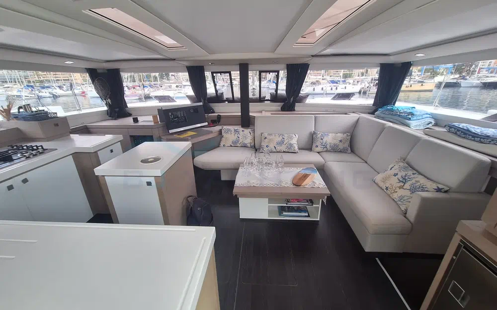 slider 21 Fountaine Pajot Saona 47