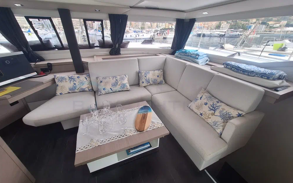 slider 22 Fountaine Pajot Saona 47
