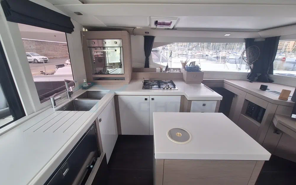 slider 23 Fountaine Pajot Saona 47