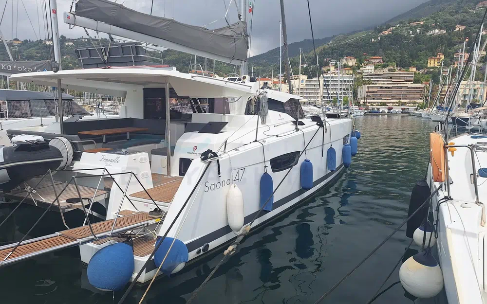 slider 2 Fountaine Pajot Saona 47