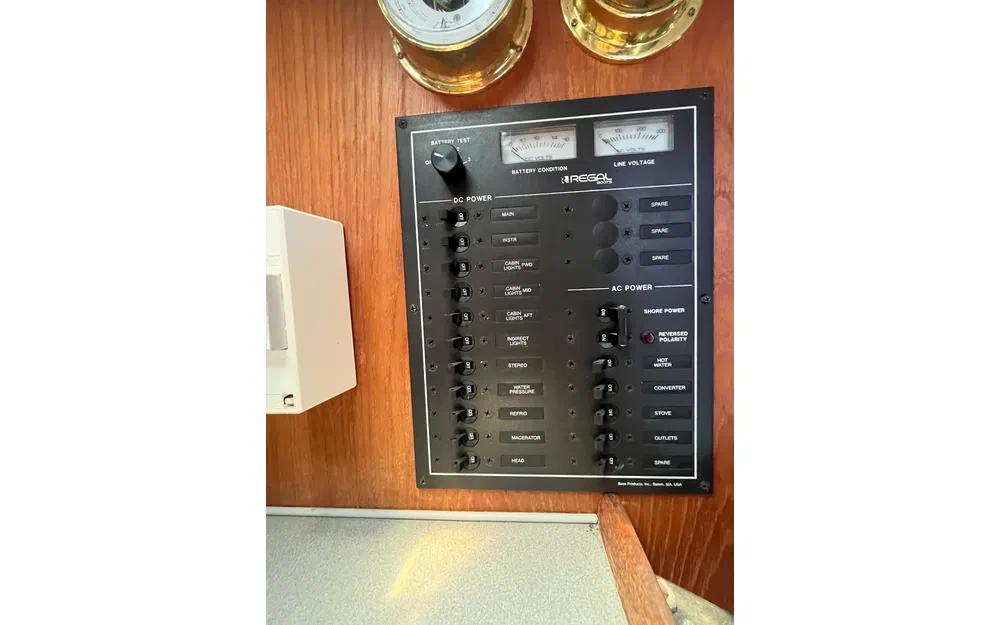slider 18 Regal Commodore 320