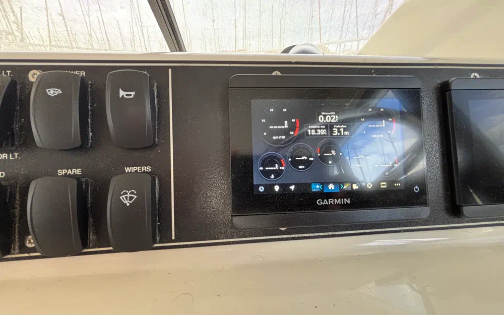 slider 14 Carver 370 Voyager