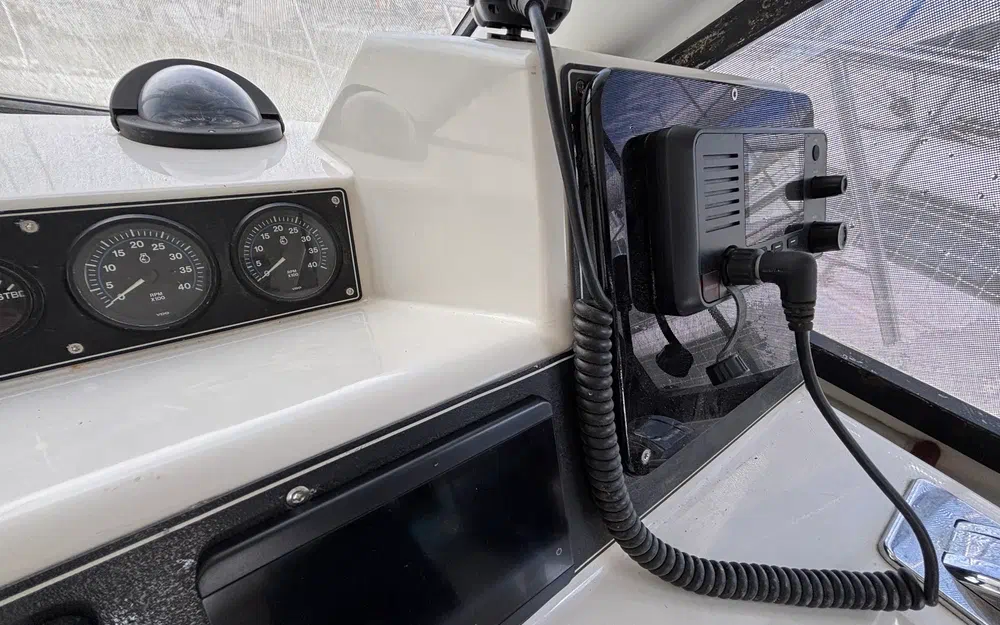 slider 16 Carver 370 Voyager