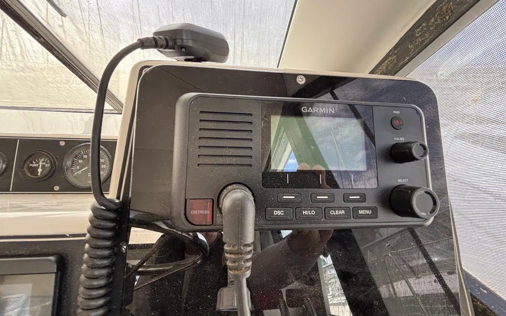 slider 17 Carver 370 Voyager