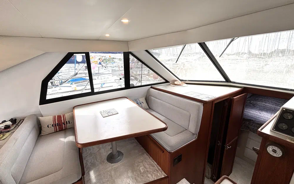 slider 8 Carver 370 Voyager