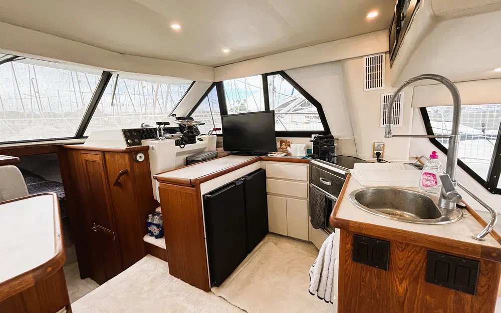 slider 9 Carver 370 Voyager