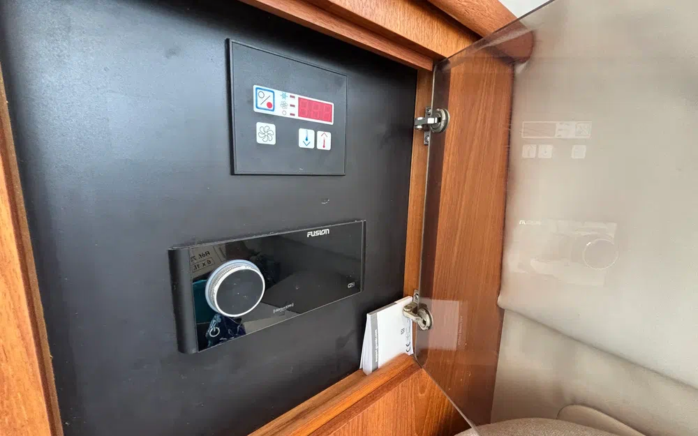 slider 27 Carver 370 Voyager