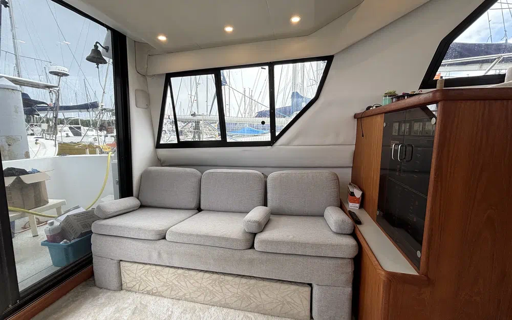 slider 6 Carver 370 Voyager