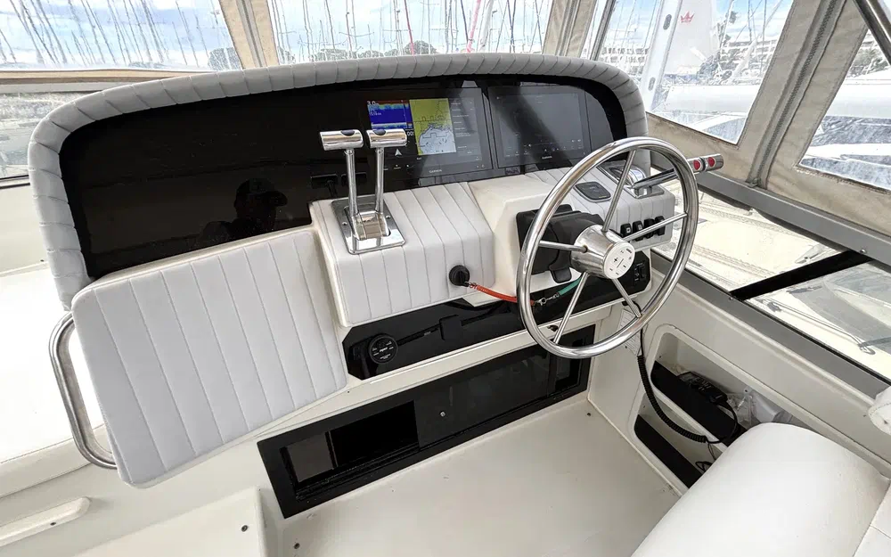 slider 30 Carver 370 Voyager