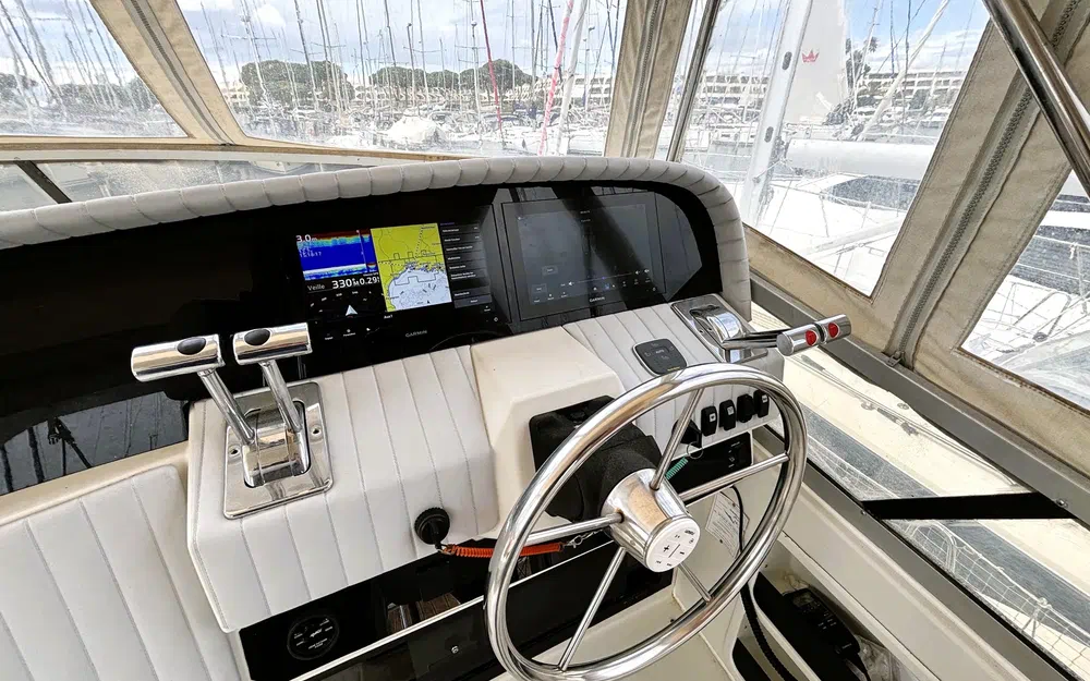 slider 31 Carver 370 Voyager