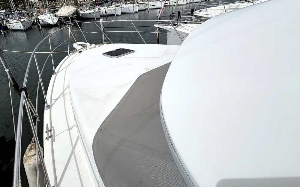 slider 32 Carver 370 Voyager