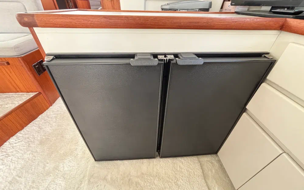 slider 12 Carver 370 Voyager