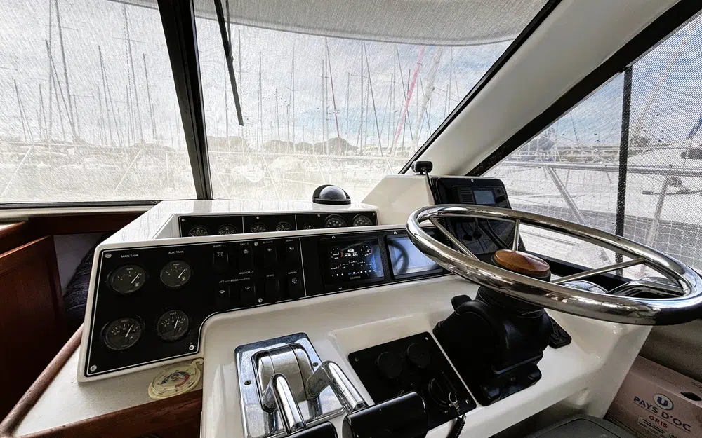 slider 13 Carver 370 Voyager