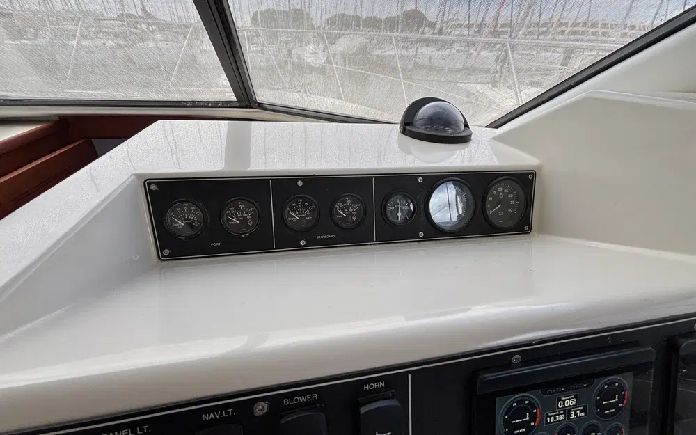 slider 26 Carver 370 Voyager
