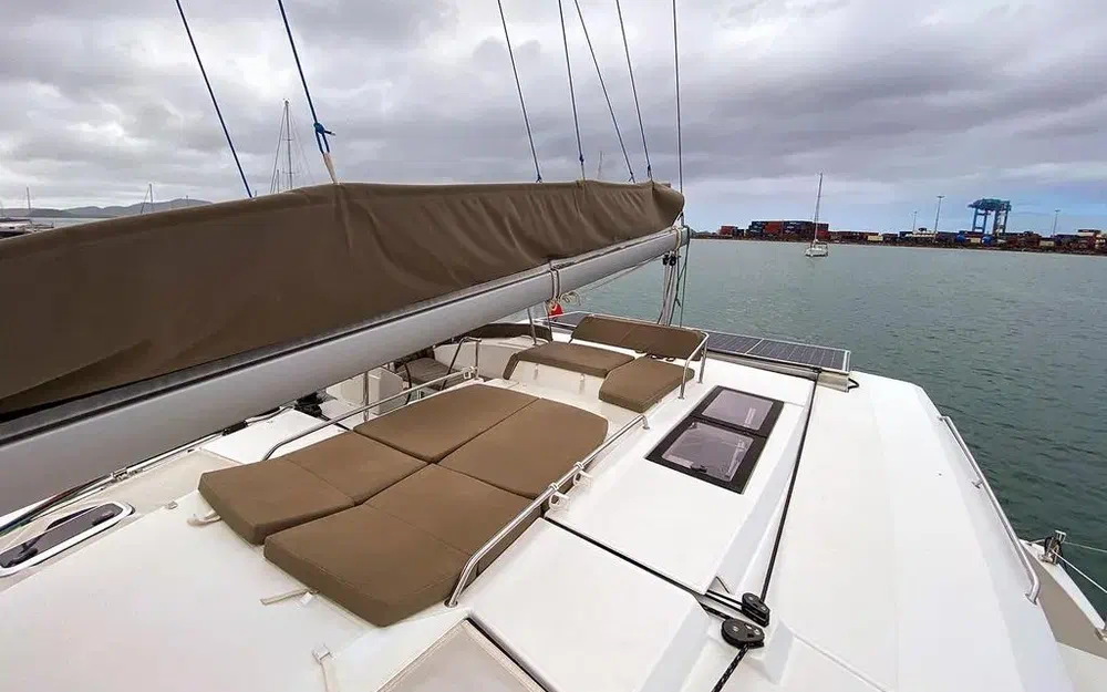 slider 11 Fountaine Pajot Helia 44