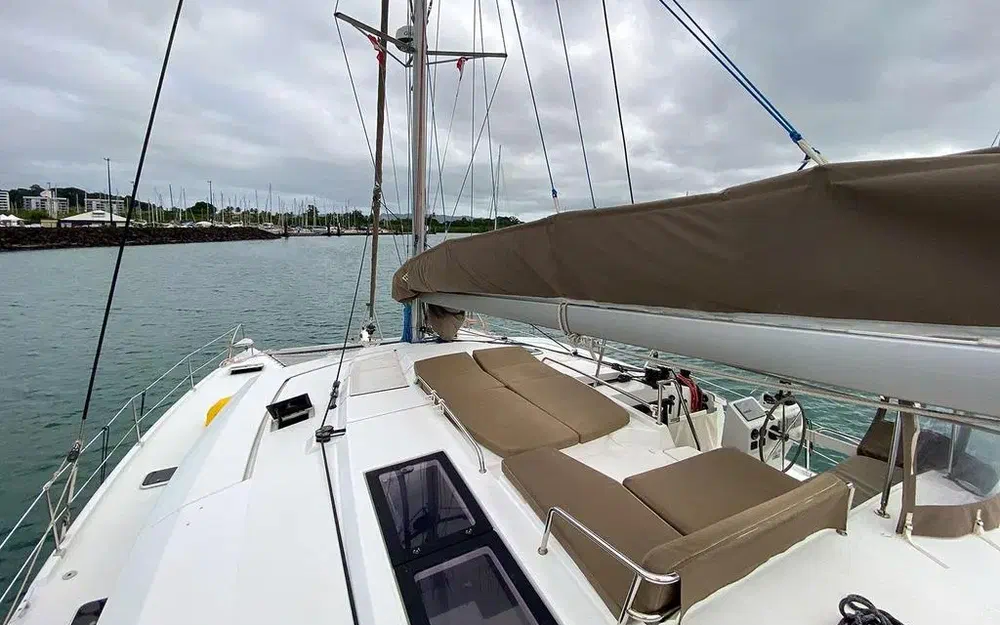 slider 12 Fountaine Pajot Helia 44