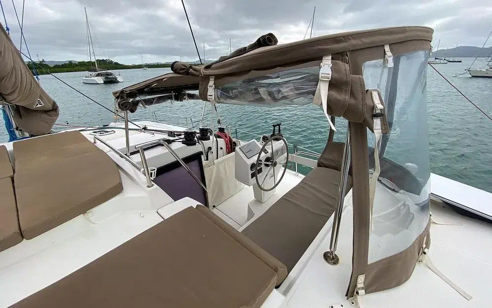 slider 13 Fountaine Pajot Helia 44